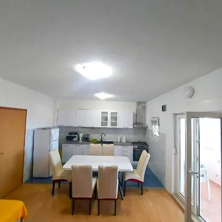 Seaside Okrug Gornji With Terrace And Patio تروغير