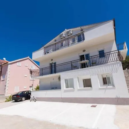 Seaside Okrug Gornji With Terrace And Patio شقة تروغير